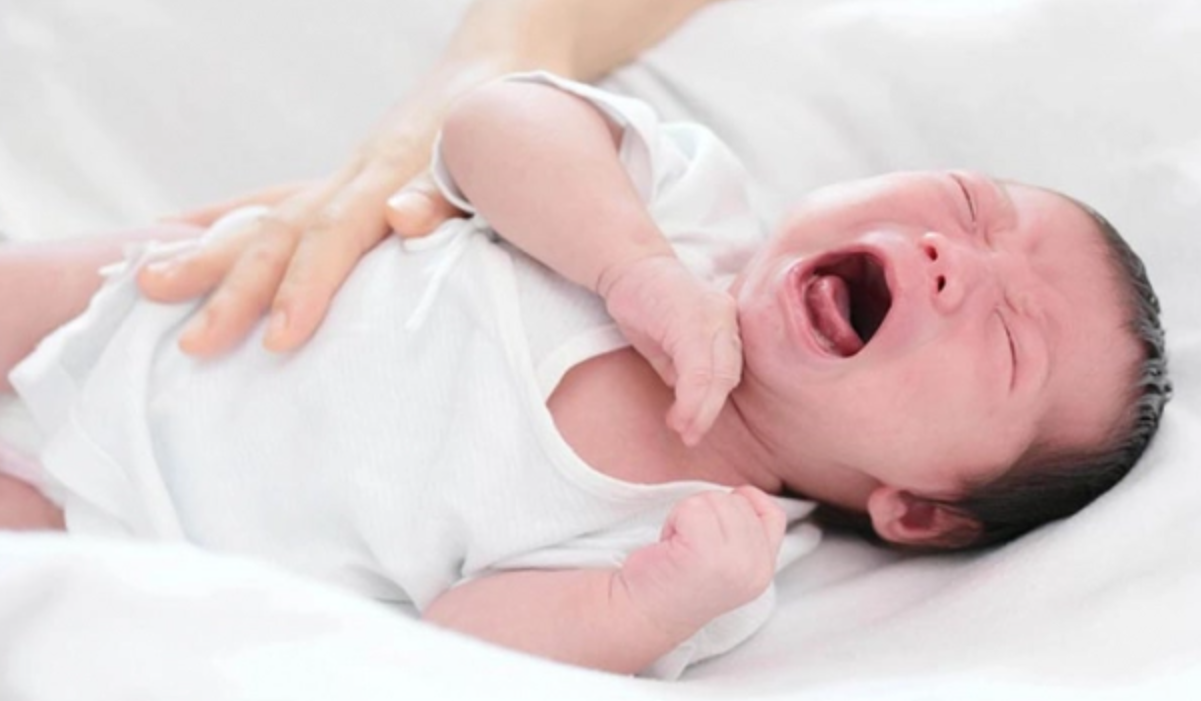 trẻ khóc dạ đề và dấu hiệu 5 bệnh nguy hiểm ở trẻ sơ sinh